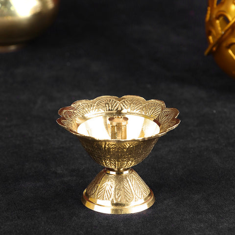 Designer Brass Devdas Akhand Diya – Intricately crafted brass diya with a traditional Devdas-style design and glass chimney, ideal for long-lasting sacred flame during poojas and rituals. India’s Largest Pooja Accessories Brand – www.satvikworld.com 